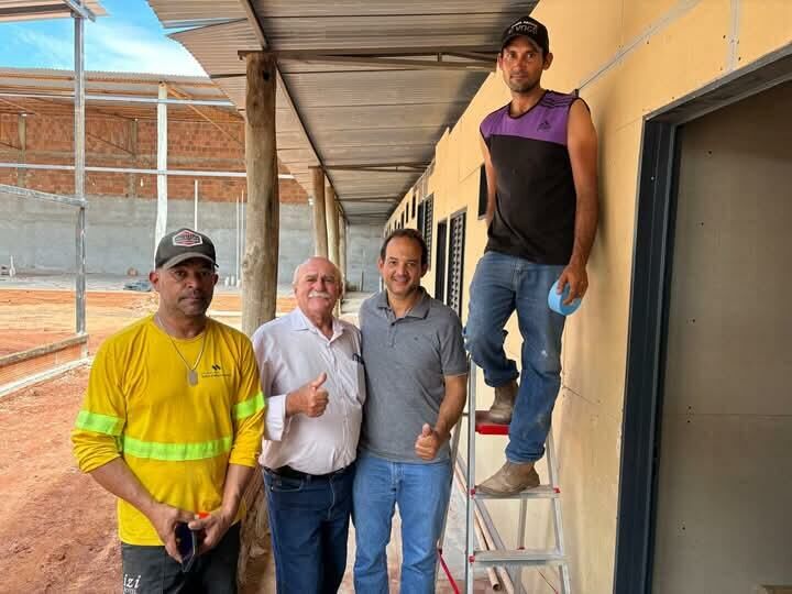 Imagem de compartilhamento para o artigo Prefeito e vice-prefeito de Figueirão visitam obras de alojamento para empresas de reflorestamento da MS Todo dia